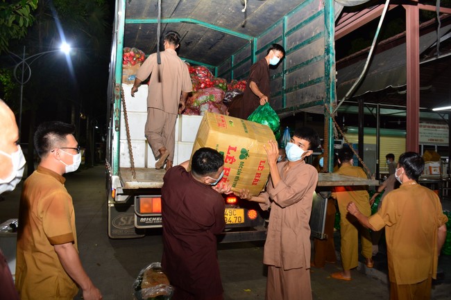Continuing to support people in need in the Covid-19 pandemic of Hoang Phap Pagoda (series 4)